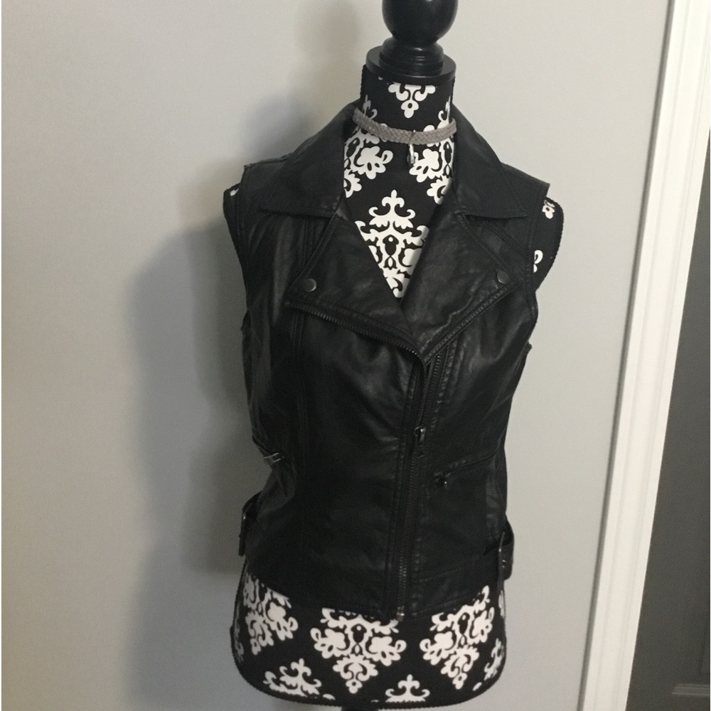 Faux leather vest, size large, color, black, Brand American rag
